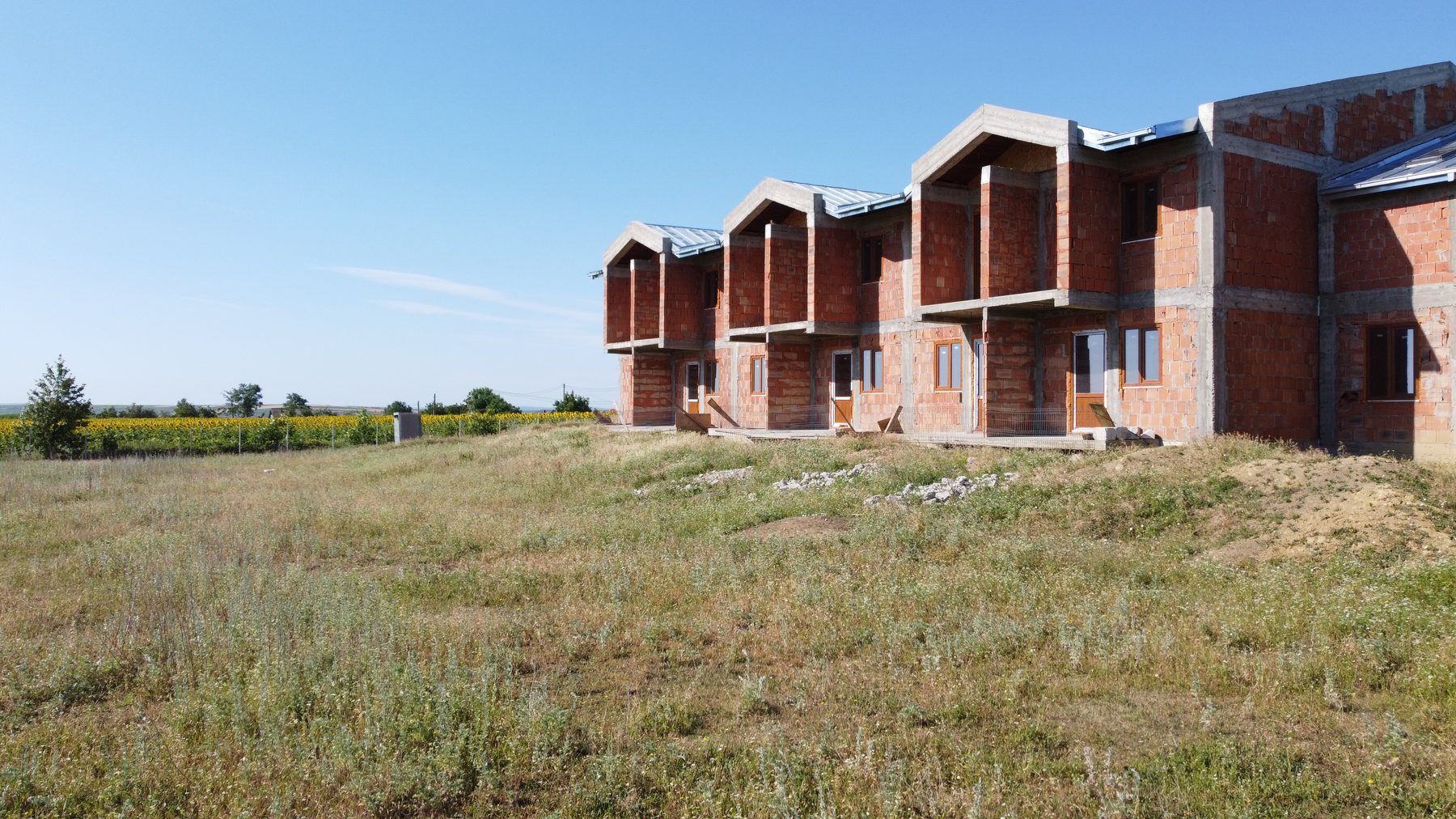 Vedere aeriană de ansamblu, cu localitatea în fundal