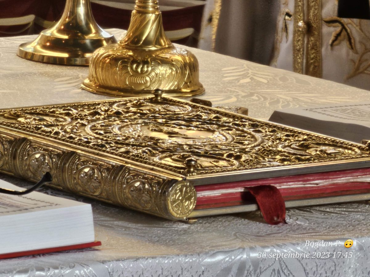 Biblia, folosită în timpul slujbei de sfințire a bisericii