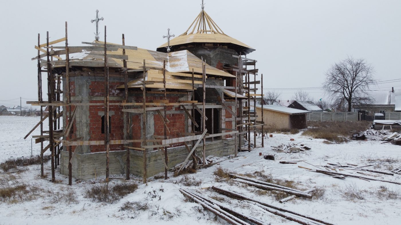 Biserica în construcție, cu schele
