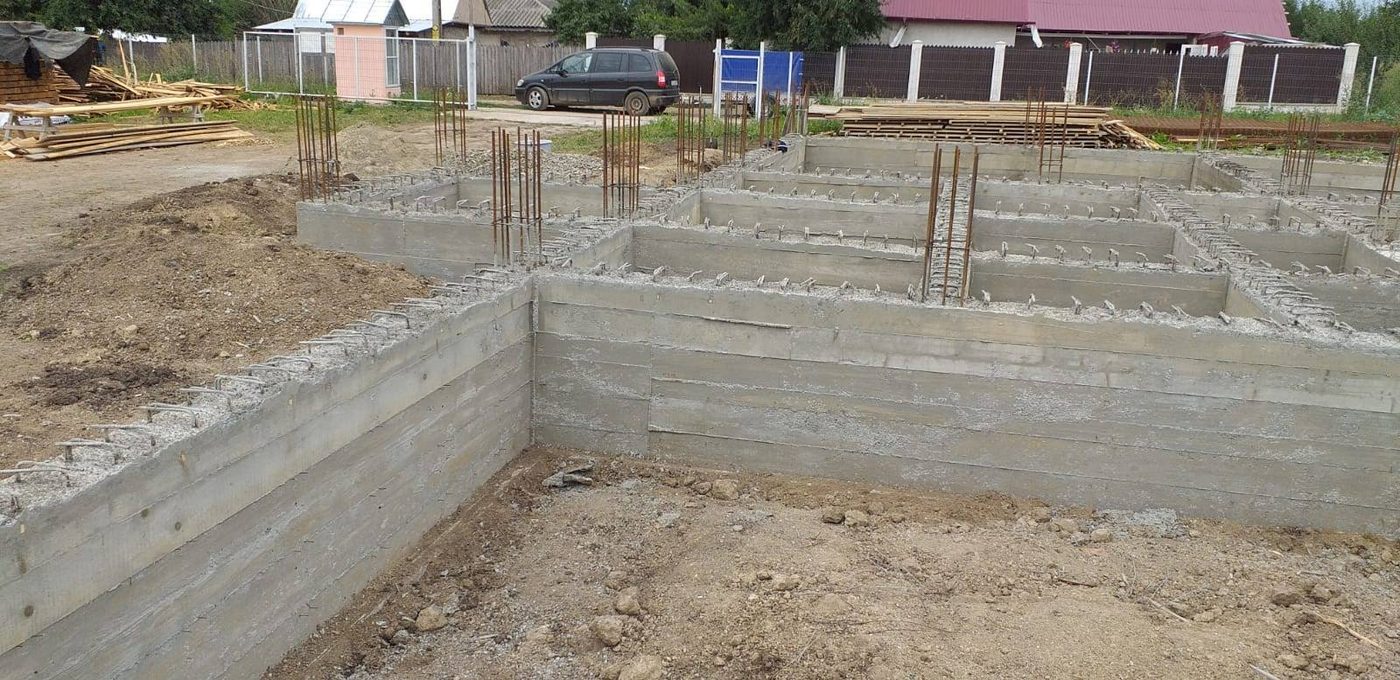 Fundația turnată, în așteptarea zidăriei