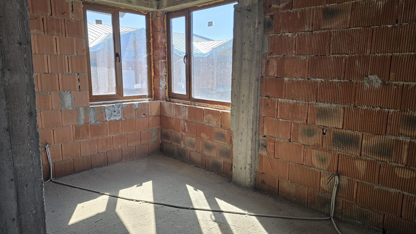 Interior în lucru, la roșu