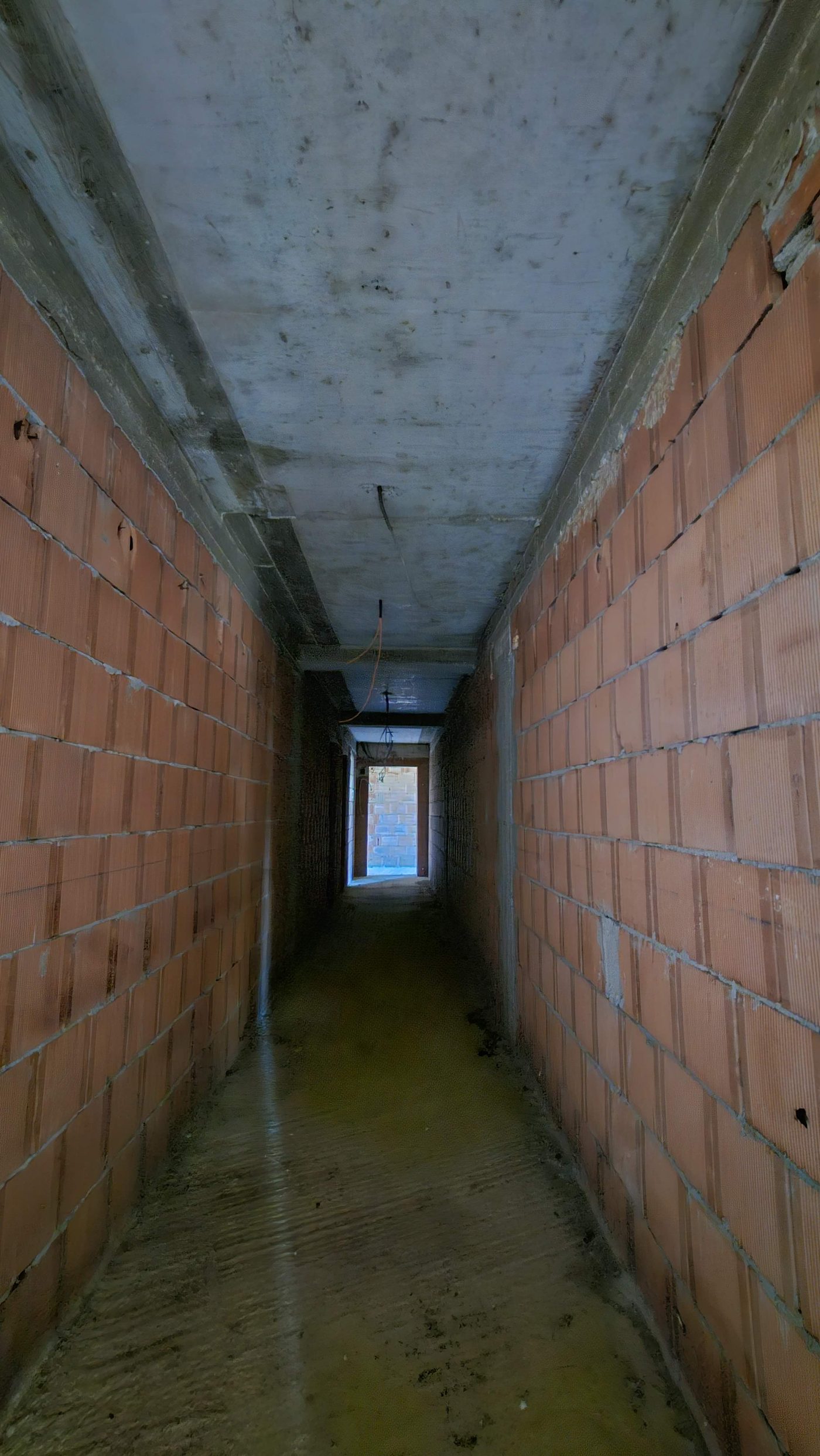 Interior în lucru, la roșu