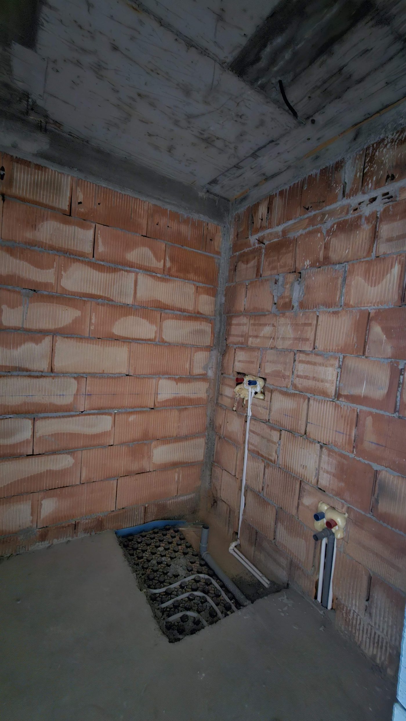 Interior în lucru, la roșu